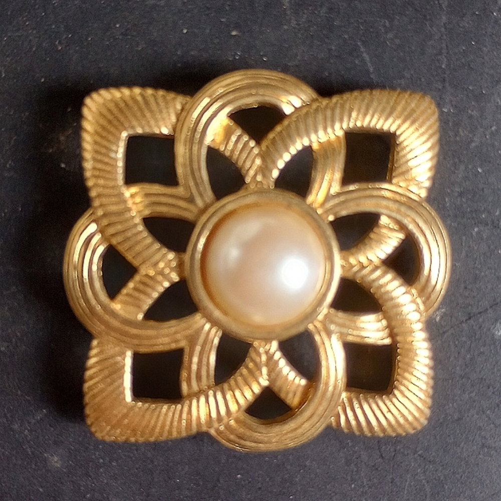 2 Vintage Sarah Coventry! Brooches,Gold and pearl